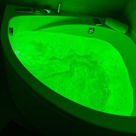 Luxury Apartment With Jacuzzi サンティアゴ・デ・コンポステーラ エクステリア 写真