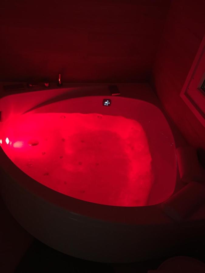 Luxury Apartment With Jacuzzi サンティアゴ・デ・コンポステーラ エクステリア 写真